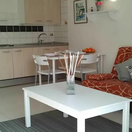 104590 - In Apartment *